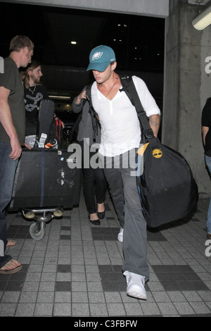 Ryan Phillippe and Abby Cornish  arrive at LAX on a flight from Toronto, surrounded by photographers. Los Angeles, California - Stock Photo