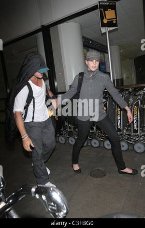 Ryan Phillippe and Abby Cornish  arrive at LAX on a flight from Toronto, surrounded by photographers. Los Angeles, California - Stock Photo