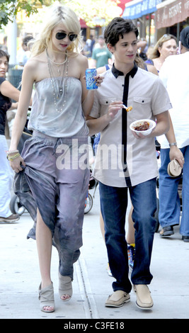 Taylor Momsen and Connor Paolo on the set of 'Gossip Girl' filming on location in Manhattan New York City, USA - 11.08.09 Stock Photo