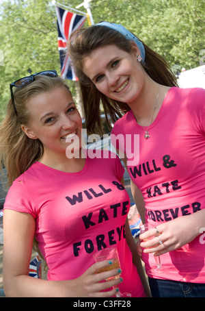 Amelia & India from Dulwich London, ready to camp down along the mall , the day before the royal wedding 2011 Stock Photo