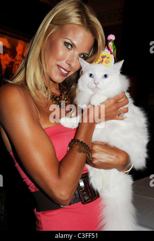 Beth Ostrosky Stern Birthday party for Matilda, The Algonquin's Resident Cat, benefiting NSALA held at The Algonquin Hotel New Stock Photo