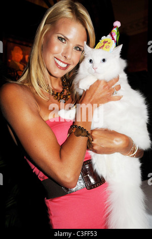 Beth Ostrosky Stern Birthday party for Matilda, The Algonquin's Resident Cat, benefiting NSALA held at The Algonquin Hotel New Stock Photo