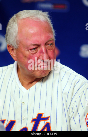 Tom Seaver Former players from the The New York Mets baseball team, who won  the 1969 World Series, join to help build Stock Photo - Alamy