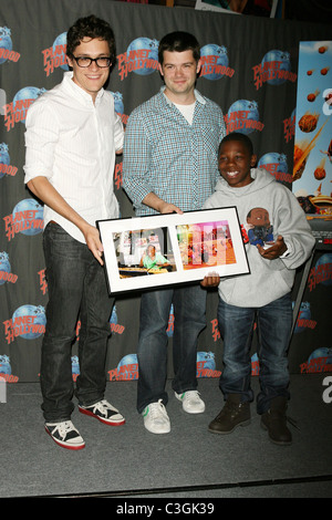 Phil Lord, Chris Miller and Bobb'e J. Thompson promote 'Cloudy with a Chance of Meatballs' at Planet Hollywood, Times Square. Stock Photo