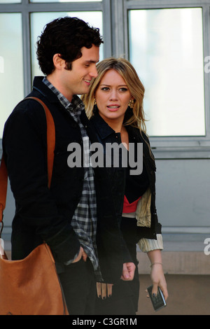 Penn Badgley and Hilary Duff on the set of 'Gossip Girl' filming in Manhattan New York City, USA - 06.10.09 Stock Photo