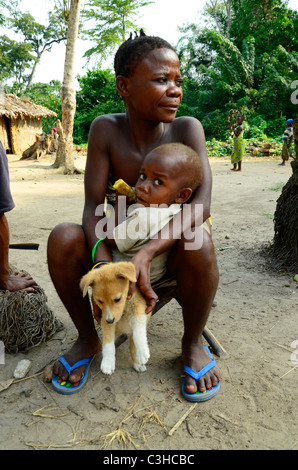 Nomadic Mbuti Pygmies live in the Ituri jungle of the Congo Basin in Democratic Republic of Congo. Some settle near towns. Stock Photo