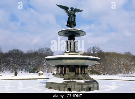 New York City Central Park Bethesda Fountain, or Angel of the Waters Fountain on Bethesda Terrace.  Winter after a snowstorm. Snow scene. Stock Photo