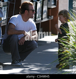 Scott Caan leaving Nate'n AL in Beverly Hills with friend Los Angeles, California - 20.10.09 /Apega/Agent47 Stock Photo
