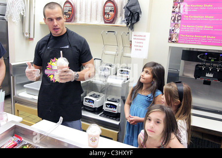 Antonio Sabato Jr. with daughter Mina Bree and her friends design a custom milkshake at Millions Of Milkshakes. Los Angeles, Stock Photo