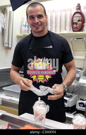 Antonio Sabato Jr. with daughter and her friends design a custom milkshake at Millions Of Milkshakes. Los Angeles, California - Stock Photo