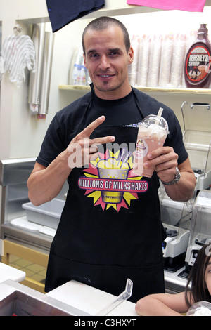 Antonio Sabato Jr. with daughter and her friends design a custom milkshake at Millions Of Milkshakes. Los Angeles, California - Stock Photo