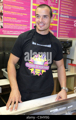 Antonio Sabato Jr. with daughter and her friends design a custom milkshake at Millions Of Milkshakes. Los Angeles, California - Stock Photo