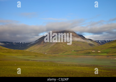 Halbinsel Tröllaskagi, Tal Svarfadardalur mit dem Berg Hnjótafjall im Hintergrund, Skeid, Nord-Island, Island, Europa Stock Photo