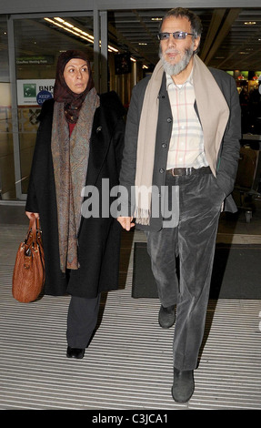 Fauzia Mubarak Ali and Yusuf Islam aka Cat Stevens Yusuf Islam arriving at Dublin Airport a day before the start of his first Stock Photo