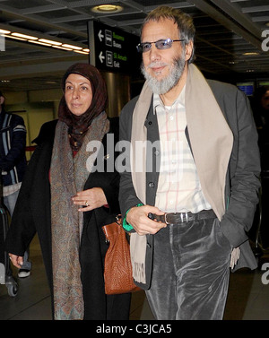 Fauzia Mubarak Ali and Yusuf Islam aka Cat Stevens Yusuf Islam arriving at Dublin Airport a day before the start of his first Stock Photo