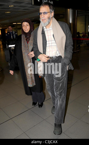 Fauzia Mubarak Ali and Yusuf Islam aka Cat Stevens Yusuf Islam arriving at Dublin Airport a day before the start of his first Stock Photo