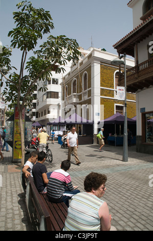 dh Calle de Leon Y Castillo ARRECIFE LANZAROTE Lanzarote people Arrecife main street Stock Photo
