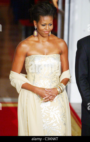 First Lady Michelle Obama welcomes Indian Prime Minister Manmohan Singh and his wife, Gursharan Kaur, at the very first Stock Photo