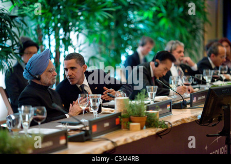 President Barack Obama and Indian Prime Minister Dr. Manmohan Singh  talk together during a working dinner for G-20 leaders at Stock Photo