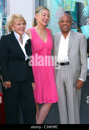 JANE MORGAN SHARON STONE BERRY GORDY JANE MORGAN HONORED WITH A STAR ON THE HOLLYWOOD WALK OF FAME HOLLYWOOD LOS ANGELES CAL Stock Photo