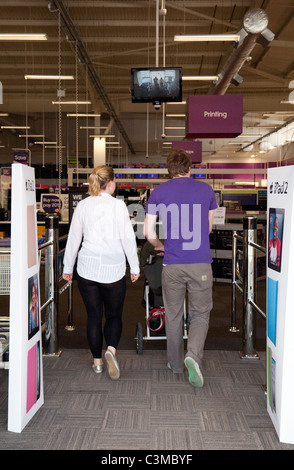 A family entering Currys / PC World store, Cambridge UK Stock Photo