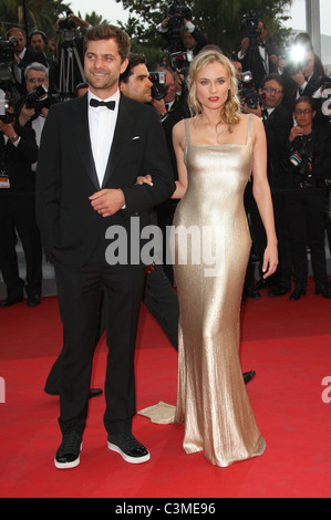 JOSHUA JACKSON & DIANE KRUGER SLEEPING BEAUTY PREMIERE CANNES FILM FESTIVAL 2011 PALAIS DES FESTIVAL CANNES FRANCE 12 May 201 Stock Photo