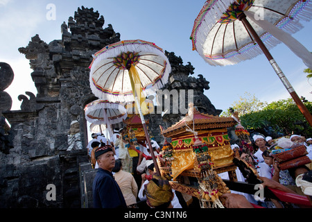 Indonesia, Island Bali, Alassari, Sea temple called Pura Ponjok Batu. Melasti or Melasty Festival to honor the gods of the sea. Stock Photo