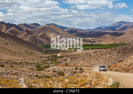 South Africa, Western Cape, Prince Albert, Gravel road to Guest farm Weltevrede. Background: fruit farm Frisgewaagd. Stock Photo