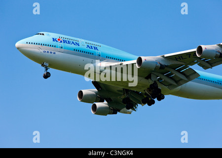 Flight Korean Air ( Boeing 747-400 ) landing Stock Photo