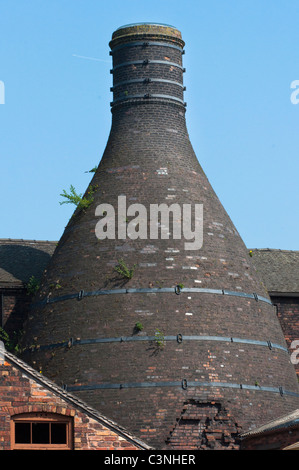 Middleport pottery factory Stoke-on-Trent, Staffs, showing a bottle oven or kiln also called a potbank next to the canal. UK Stock Photo