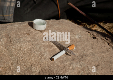 Heroin addicts prepare to shoot up along the dry riverbed of the Rio Grande River in Juarez, Mexico Stock Photo