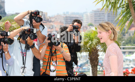 MIA WASIKOWSKA RESTLESS PHOTOCALL CANNES FILM FESTIVAL 2011 PALAIS DES FESTIVAL CANNES FRANCE 13 May 2011 Stock Photo