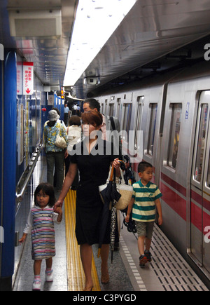 MAN WITH MEGAPHONE PUSH COMMUTERS INTO CROWDED TRAIN SO DOORS WILL CLOSE  RUSH HOUR AT PEOPLE S SQUARE SHANGHAI CHINA Stock Photo - Alamy