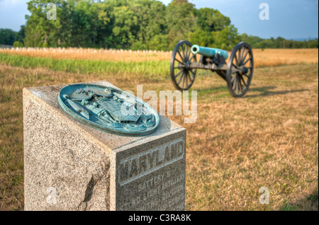 Maryland battery position monument overlooks cannon on the Antietam National Battlefield. Stock Photo