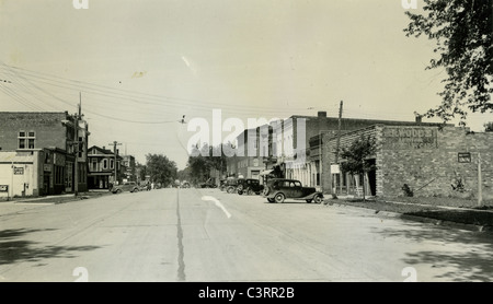 A view looking down Main Street in Augusta, Illinois during the 1930s. cars small town America Stock Photo