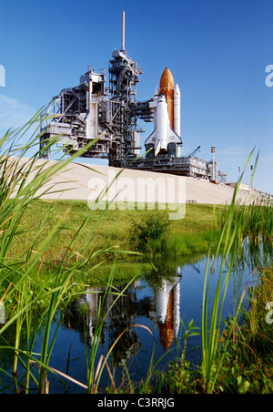Space Shuttle Endeavor on the Launch Pad for mission STS-68 Stock Photo