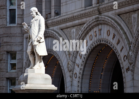 Statue of Benjamin Franklin in front of the Old Post Office Pavilion, Washington DC Stock Photo