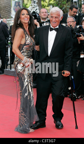 JEAN-PAUL BELMONDO BARBARA GANDOLFI THE BEAVER PREMIERE PALAIS DES FESTIVALS CANNES FRANCE 17 May 2011 Stock Photo