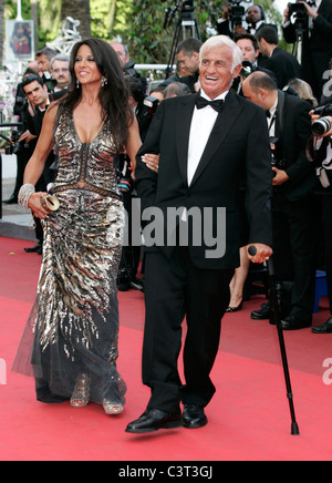 JEAN-PAUL BELMONDO BARBARA GANDOLFI THE BEAVER PREMIERE PALAIS DES FESTIVALS CANNES FRANCE 17 May 2011 Stock Photo