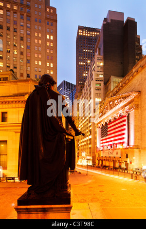 New York Stock Exchange and George Washington statue, Wall Street ...