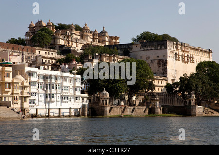 City palace on Lake Pichola, Udaipur, Rajasthan, India Stock Photo