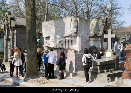 Tourists surrounding the tomb of the writer Oscar Wilde in Pere Lachaise Cemetery, 20th Arrondissement, Paris, France Stock Photo