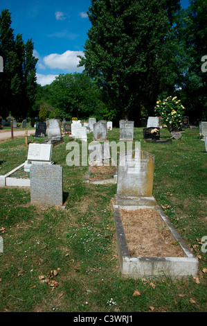 Graves in Nunhead Cemetery, Southwark, London, England UK Stock Photo