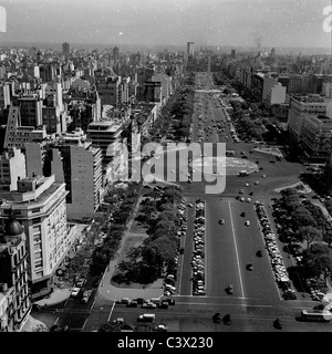 Argentina,1950s. Ariel view of 'Avenida 9th July' in the city of Buenos Aires, at 140 metres in diameter, the world's widest avenue or boulevard. Stock Photo