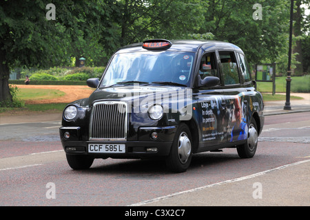 London Black Taxi Cab in Hyde Park Stock Photo