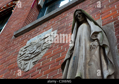 Statue of Death, Kerkplein, Den Haag, on a building designed by Hendrik Berlage Stock Photo