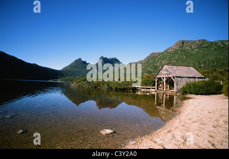 Cradle Mountain and boat shed at Lake Dove in the Cradle Mountain National Park of Tasmania, Australia Stock Photo