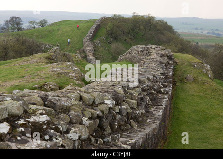 Walkers at Hadrian's Wall in Northumberland National Park Stock Photo