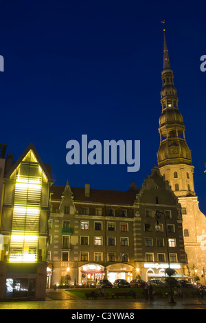 St. Peter's Church, Peterbaznica at night. Town Hall Square, Ratslaukums. Old Town, Vecriga. Riga. Latvia Stock Photo