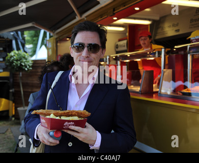 Rob Brydon with fish n chips, Chelsea Flower Show 2011 Stock Photo